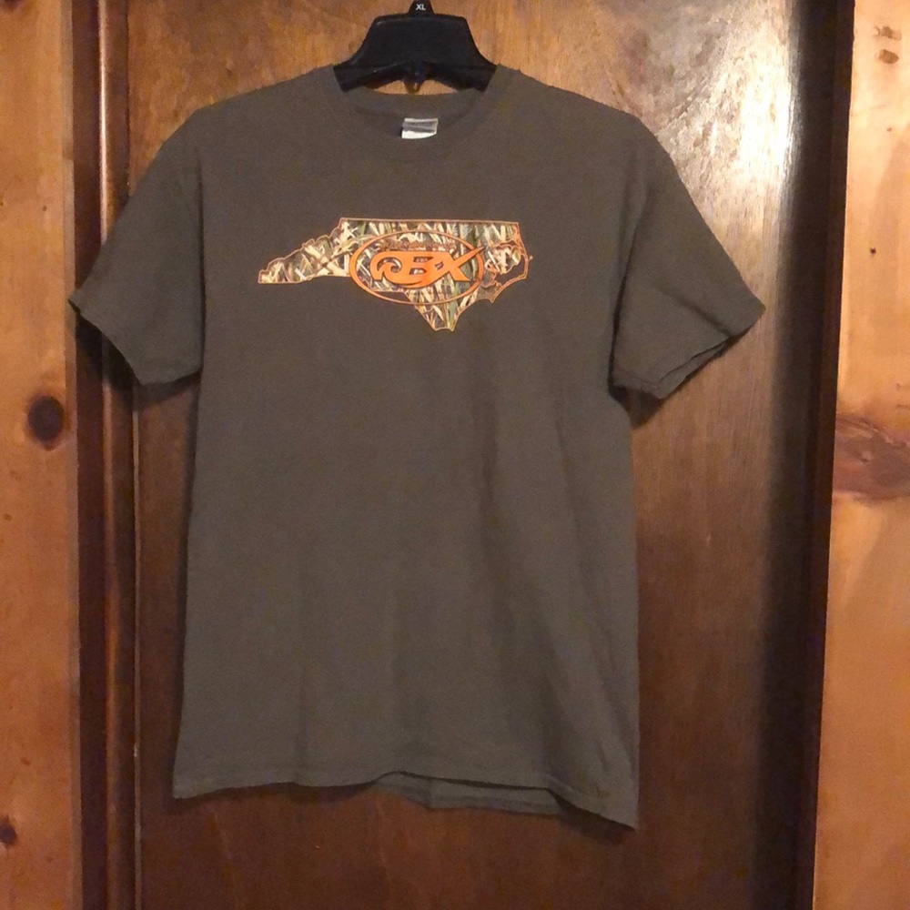 Outer Banks NC OBX green, orange and camo short sleeve tshirt. Sz medium